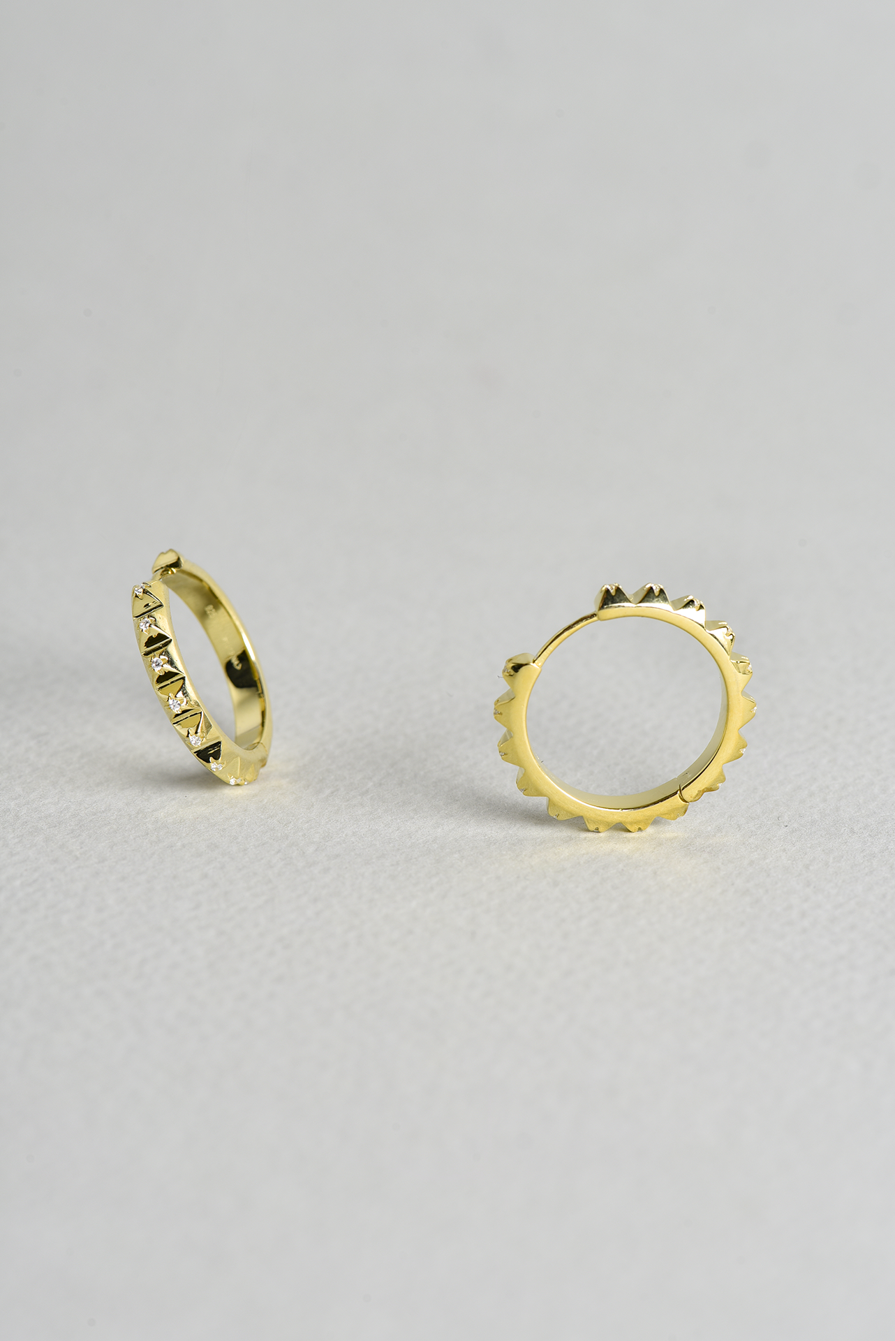 Orecchini a cerchio con zirconi Gebb - Barbato Gioielli